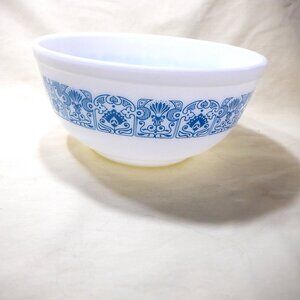 Vintage ~~~ PYREX ~~~ 2.5 Qt Seldom Ever Used